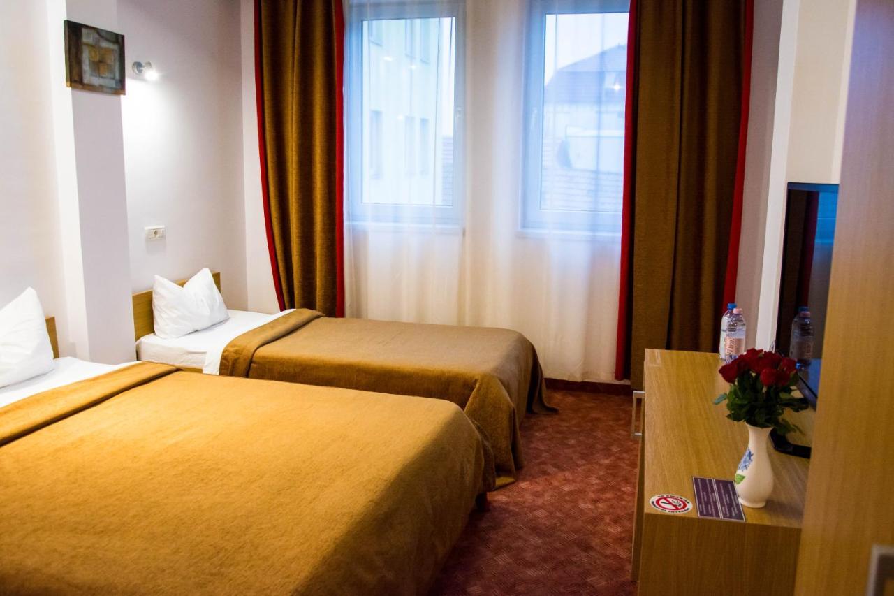 Hotel Riga Arad Exterior photo