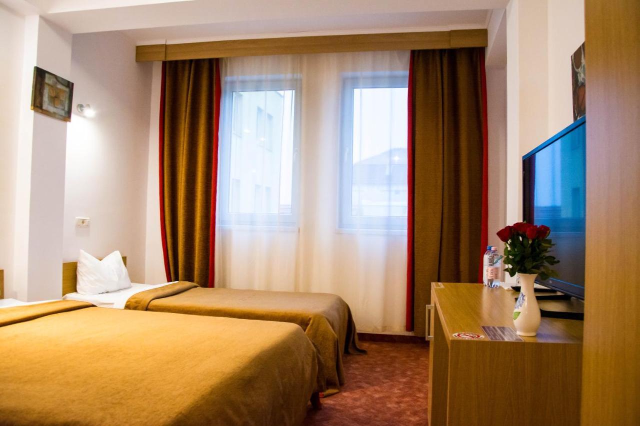 Hotel Riga Arad Exterior photo