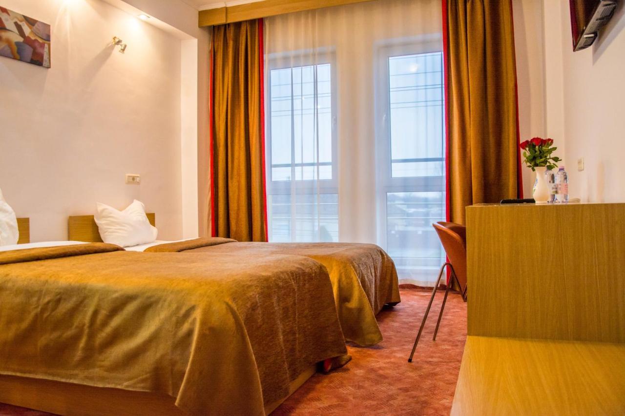 Hotel Riga Arad Exterior photo
