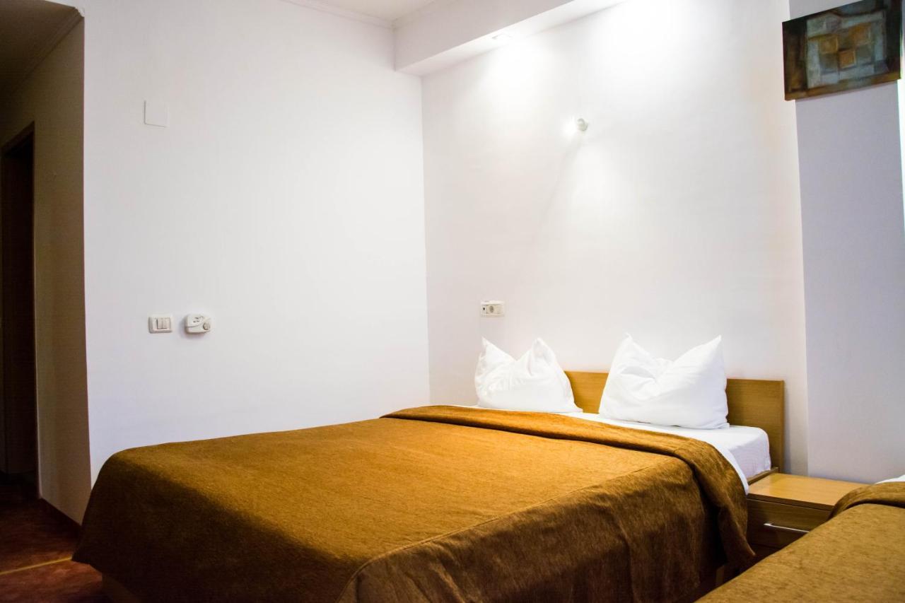 Hotel Riga Arad Exterior photo