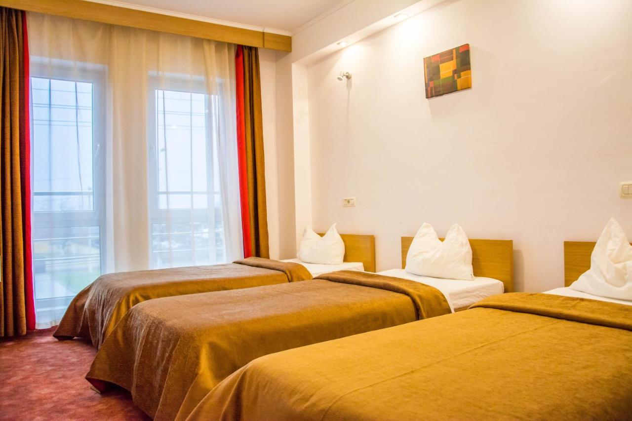 Hotel Riga Arad Exterior photo